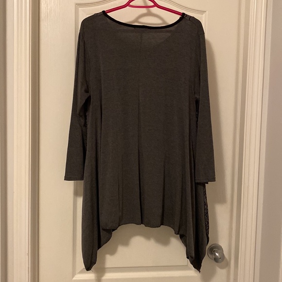 Fancy designed front top with long sides - Picture 2 of 3